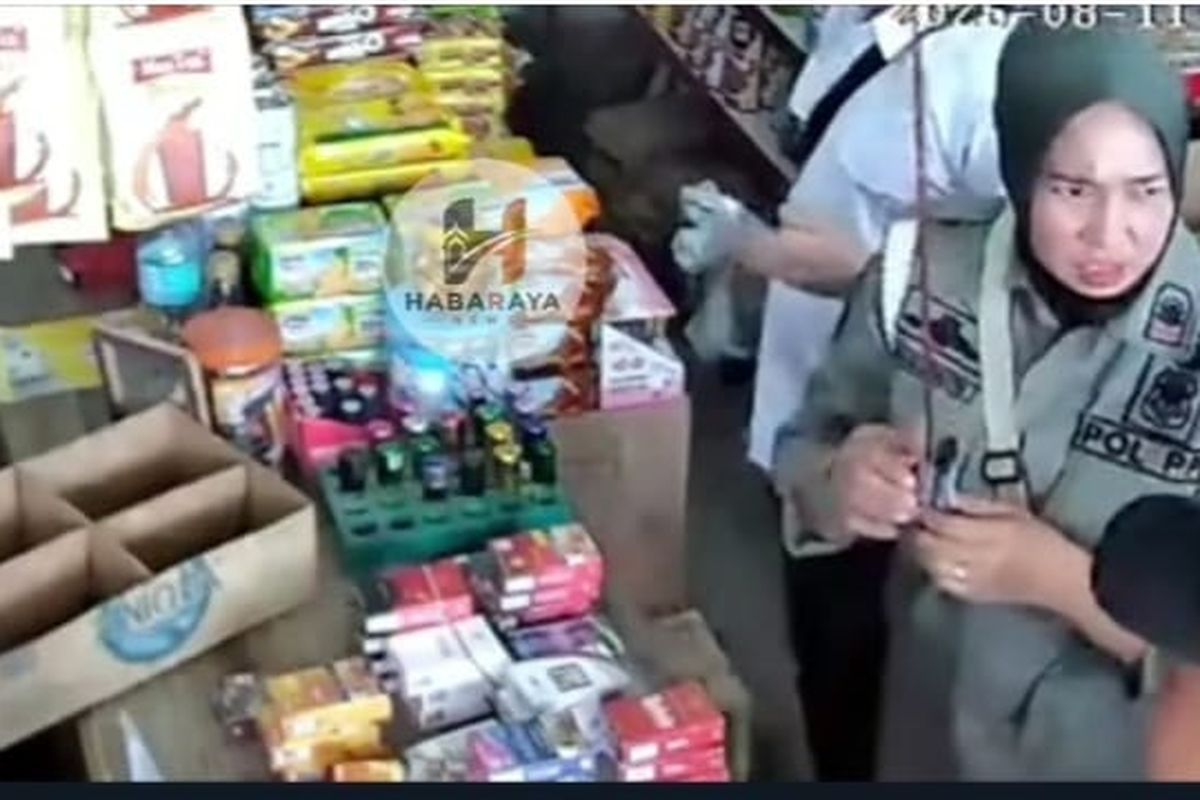 Dua Oknum Satpol PP Aceh Utara Terekam Kantongi Rokok Pedagang saat Razia 